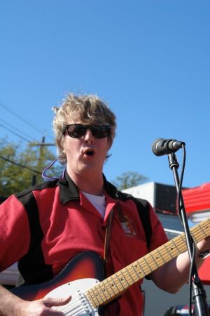 Dalton on gituar